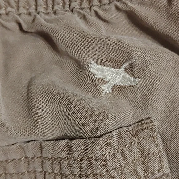 Eddie Bauer Women's sz Small Cargo Shorts in a Dark Sand Brown Shade - Picture 4 of 5
